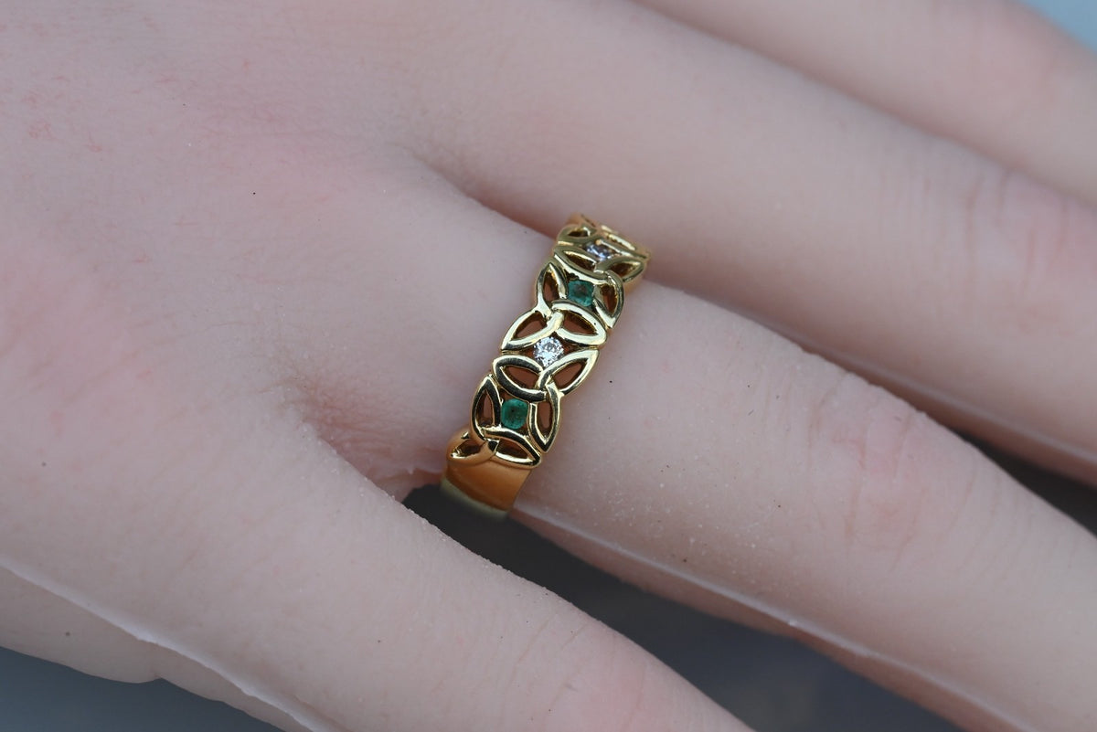 Vintage 10K - 14K Yellow Gold Trinity Knot / Celtic Diamond and Emerald Ring5