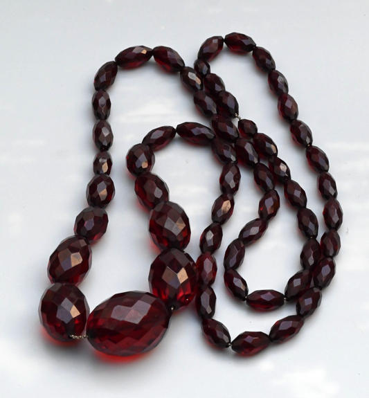 Lovely Antique / Vintage Art Deco Faceted Cherry Bakelite Beaded Necklace1