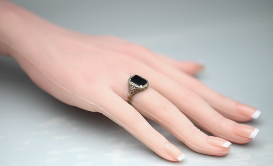 Beautiful Antique Art Deco Period Filigree White Gold Ring with Black Onyx1