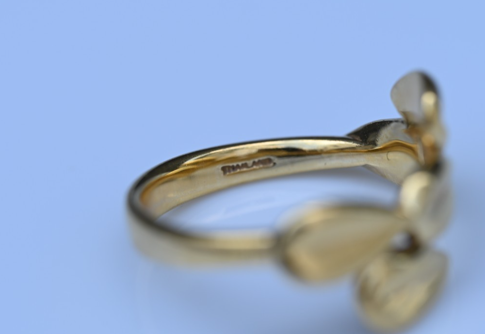 Simple yet Elegant Designer Robert Lee Morris 18K Yellow Gold Dart Motif Ring5