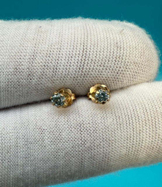 Beautiful Vintage 14k Yellow Gold Earrings with Small Topaz Gems0