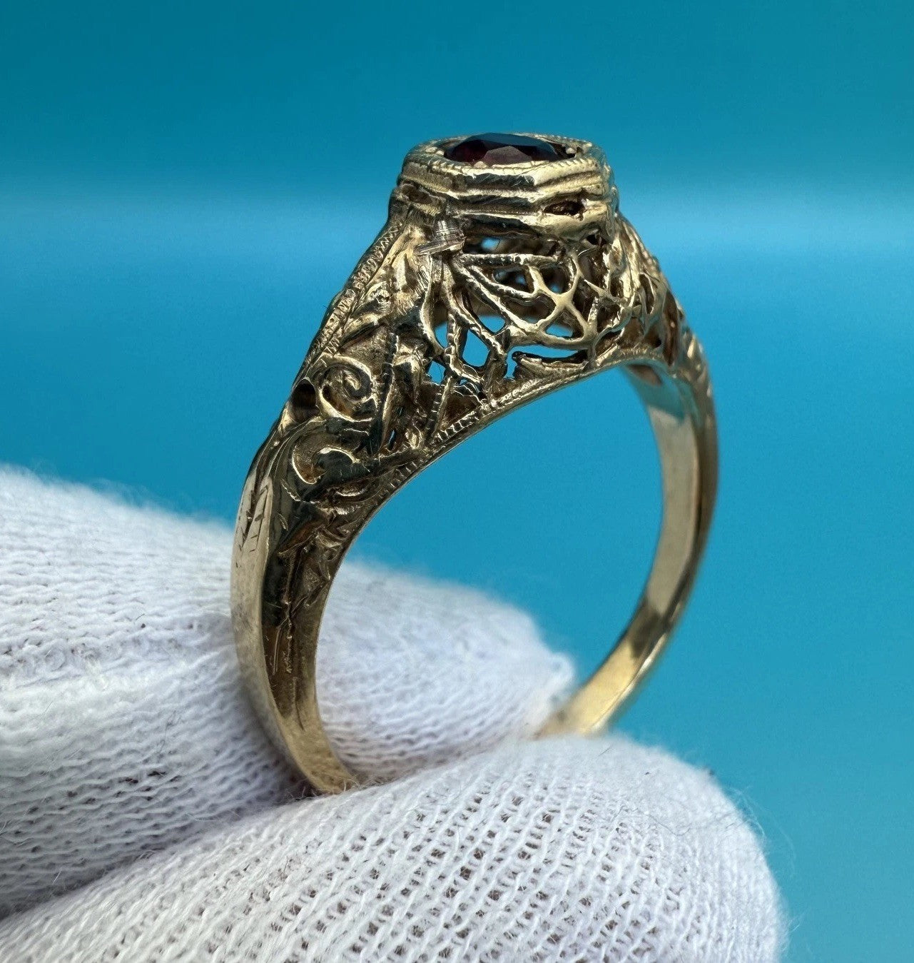 Super Attractive Antique Filigree 14k Yellow Gold Ring w/ Red Gem 8