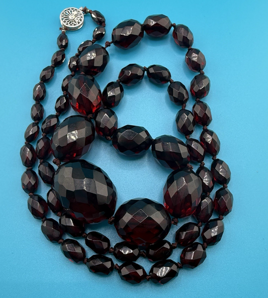 Antique / Vintage Art Deco Faceted Beaded Cherry Bakelite Necklace 57 Gram 14K0