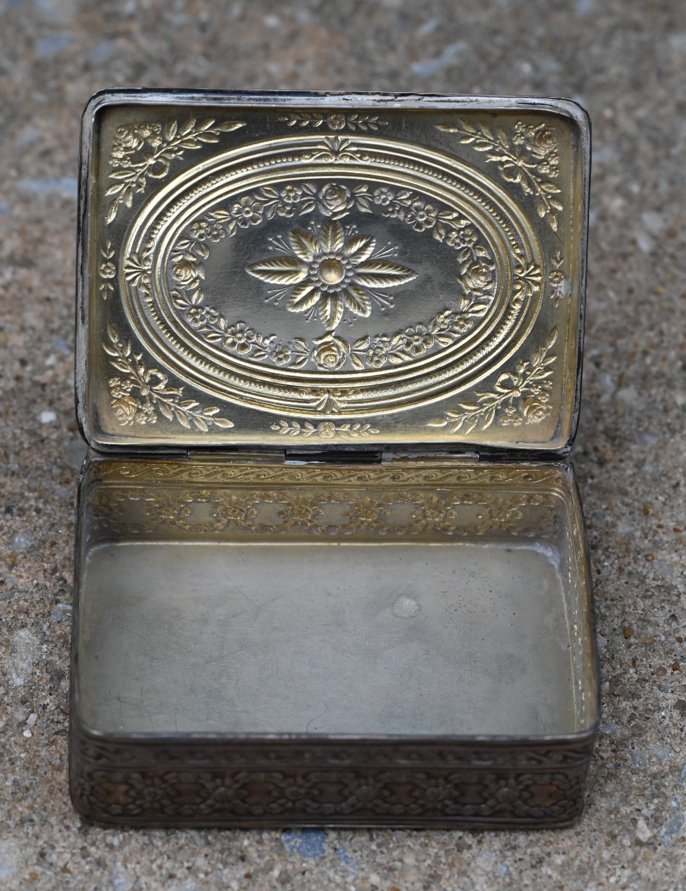 Gorgeous Antique European Floral Decorated Trinket Box .800 Silver /925 Sterling5