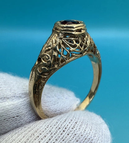 Super Attractive Antique Filigree 14k Yellow Gold Ring w/ Red Gem 12