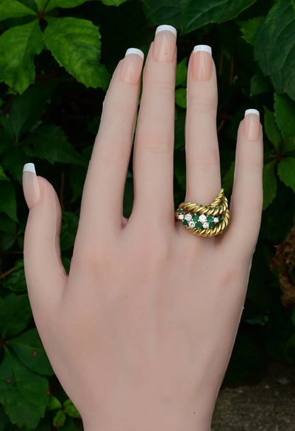 Gorgeous Vintage Designer Diamond & Emerald 18k Yellow Gold Ring7