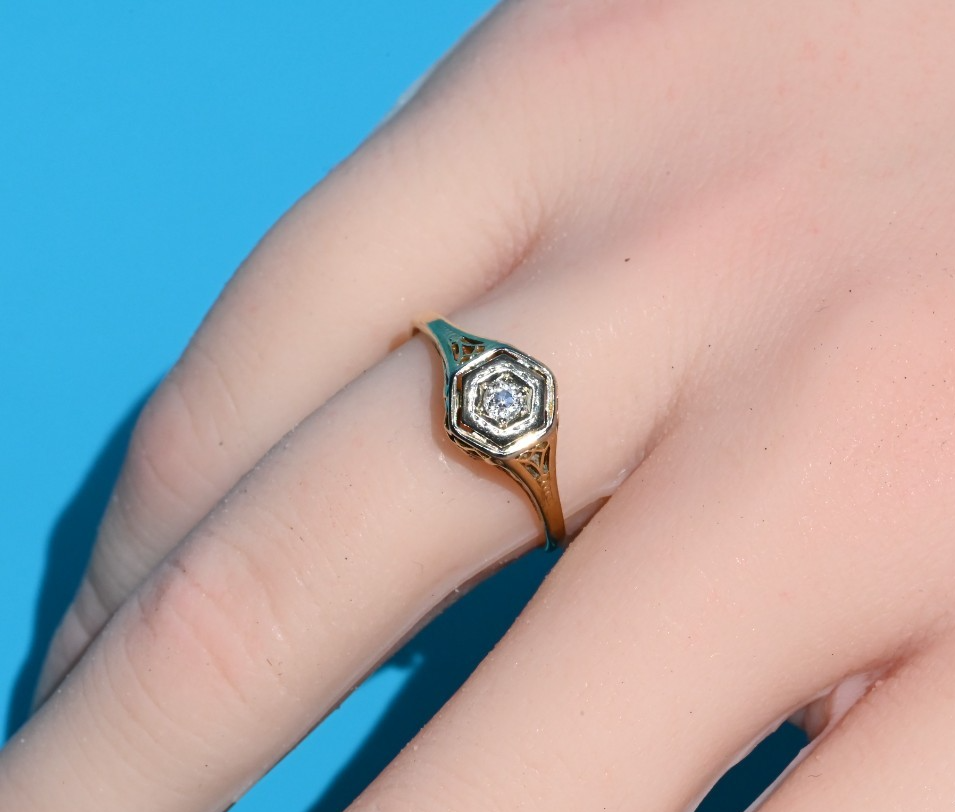 Beautiful Antique Art Deco 1920s Engagement Ring with Natural Diamond in 14K YG6