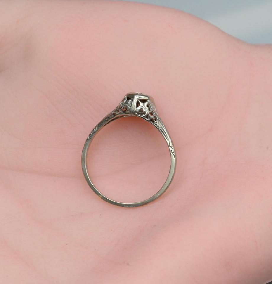 Beautiful Antique Art Deco Era 18k White Gold Filigree Ring with Diamond8