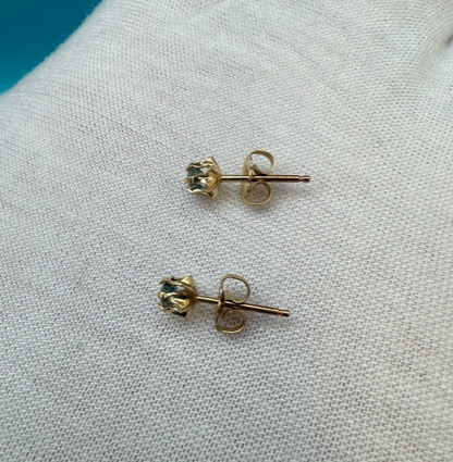 Beautiful Vintage 14k Yellow Gold Earrings with Small Topaz Gems3
