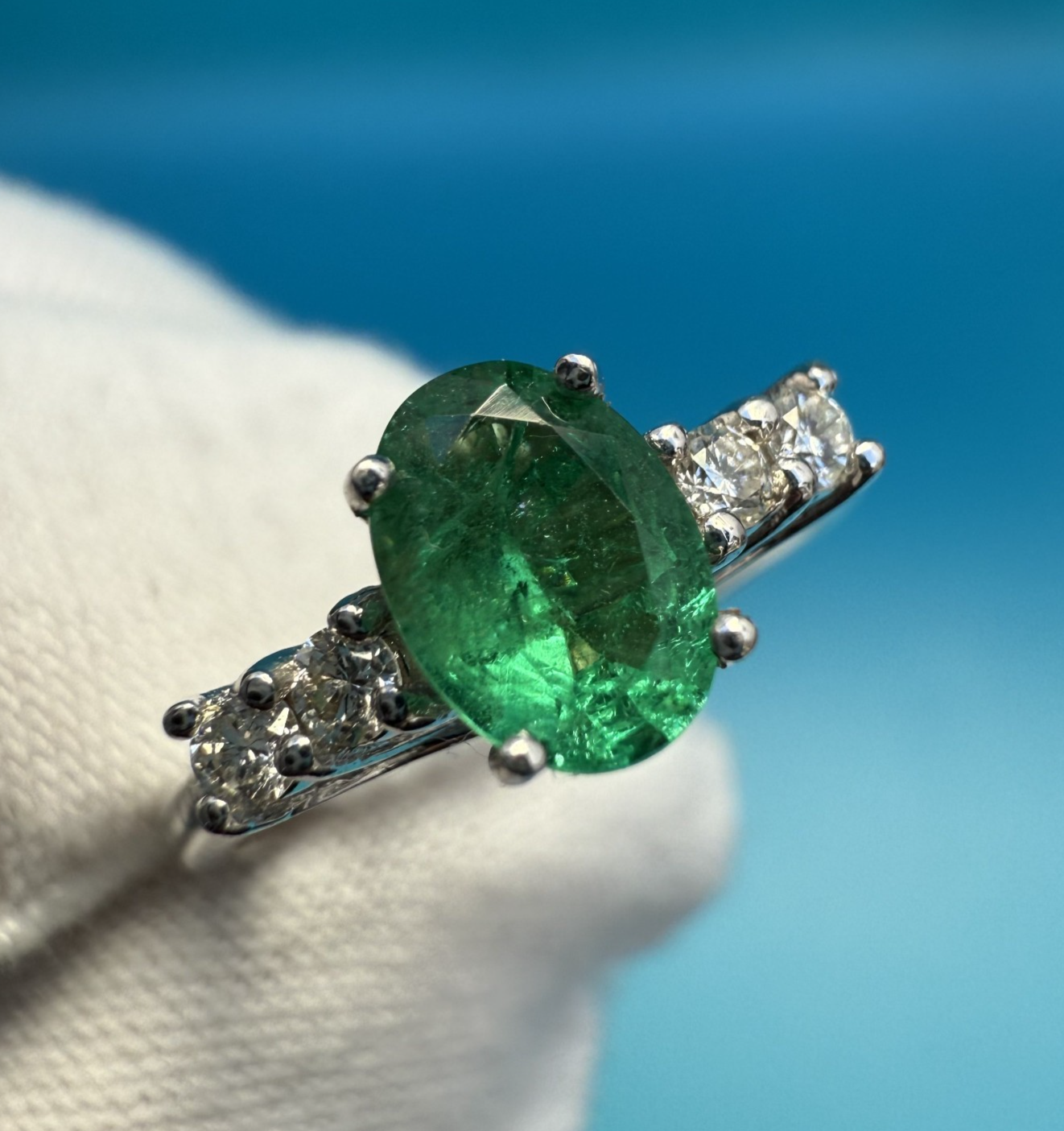Superb 18K White Gold Ring with Oval Emerald Center Stone and Side Diamonds3