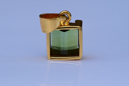 Stunning & Vibrant Light Green 5 ct Tourmaline Gemstone set in 22K Yellow Gold3