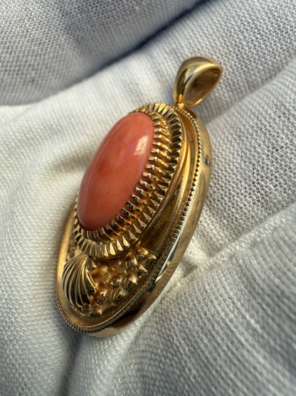 Stunning Cabochon Coral Pendant w/ Scalloped Trim & Decorative Shell Motif4