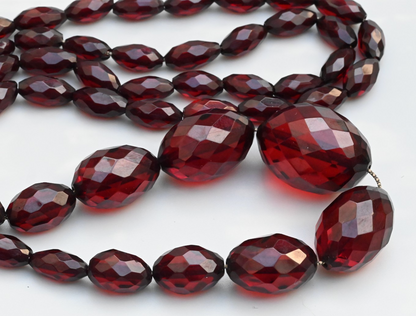 Lovely Antique / Vintage Art Deco Faceted Cherry Bakelite Beaded Necklace5