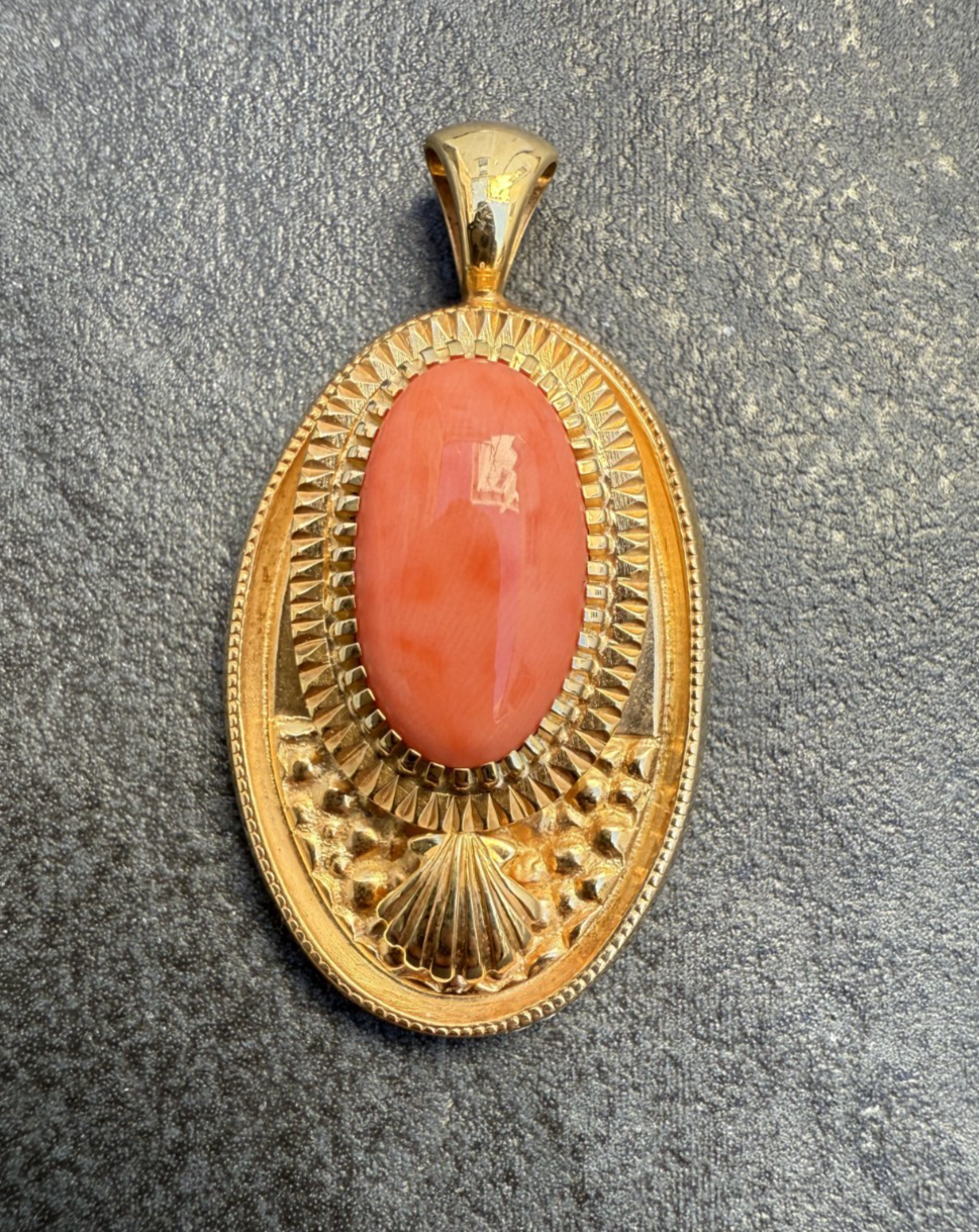 Stunning Cabochon Coral Pendant w/ Scalloped Trim & Decorative Shell Motif0
