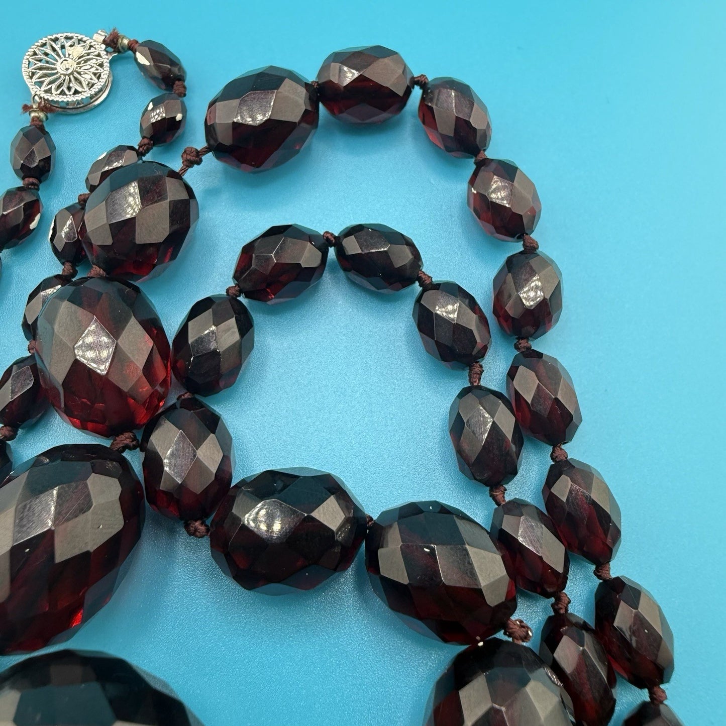 Antique / Vintage Art Deco Faceted Beaded Cherry Bakelite Necklace 57 Gram 14K4