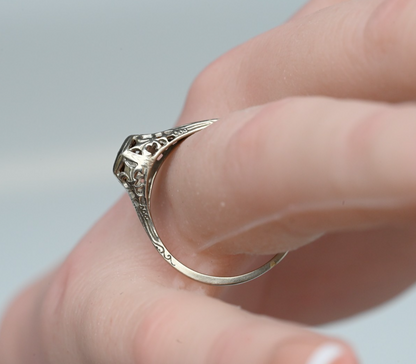 Beautiful Antique Art Deco Era 18k White Gold Filigree Ring with Diamond5