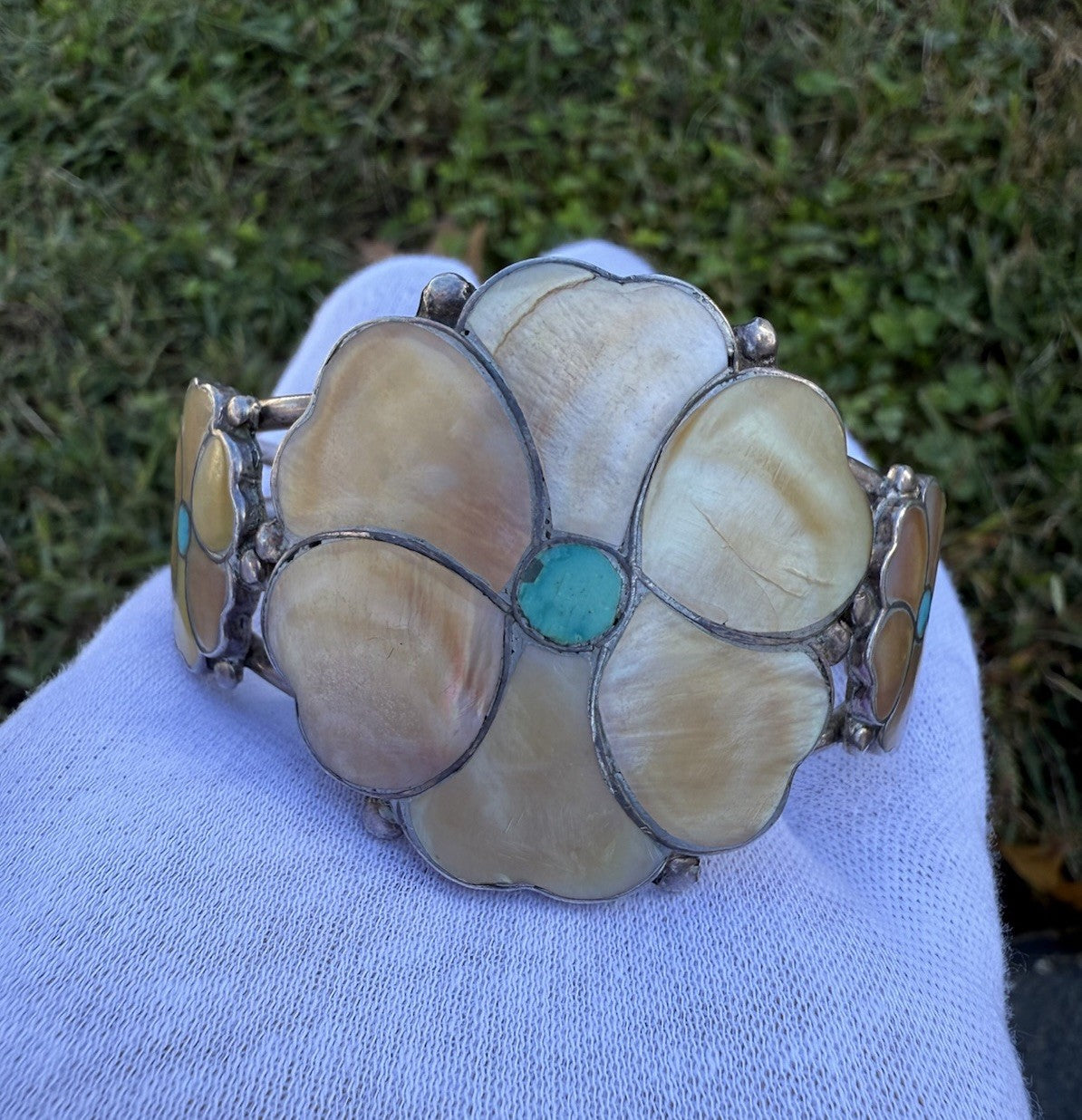 Lovely Zuni Native American Sterling Silver Cuff Bracelet w/ Mother of Pearl4