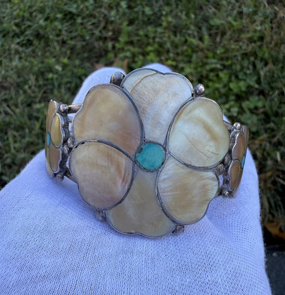 Lovely Zuni Native American Sterling Silver Cuff Bracelet w/ Mother of Pearl4