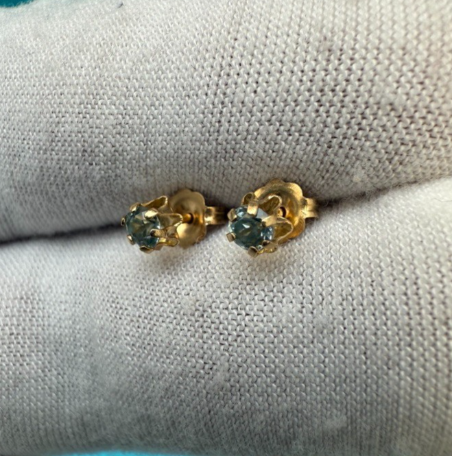 Beautiful Vintage 14k Yellow Gold Earrings with Small Topaz Gems1