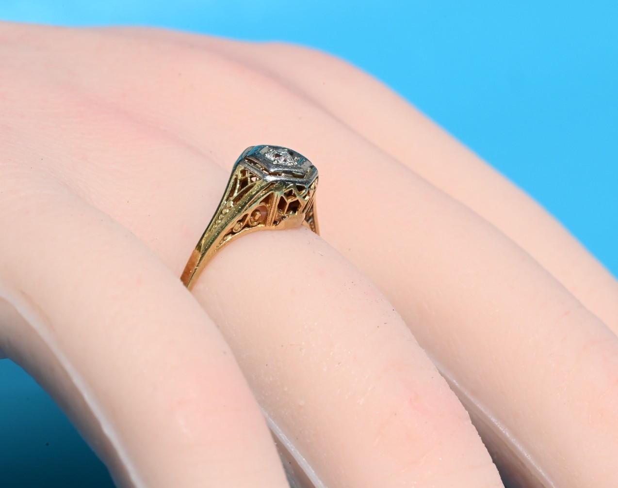 Beautiful Antique Art Deco 1920s Engagement Ring with Natural Diamond in 14K YG0
