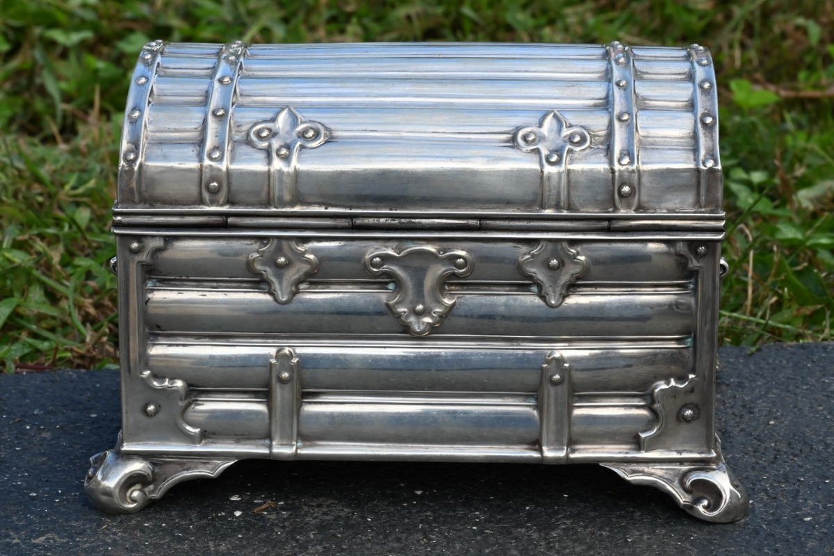 Stunning Antique Dutch or Austrian 750 Silver Trinket / Money Treasure Chest Box4