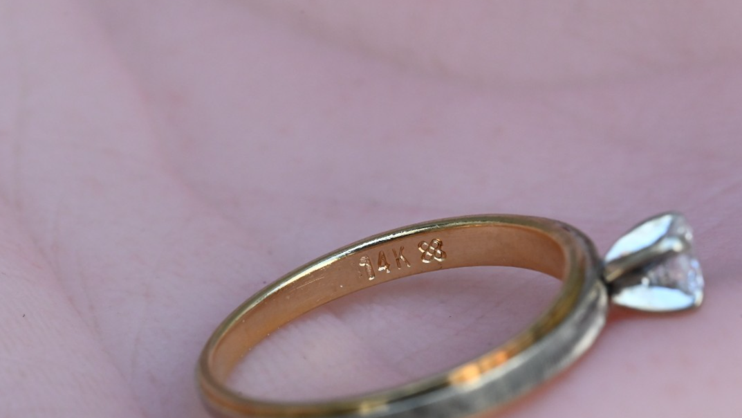 Wonderful Vintage Two Tone 14k Gold Ring with Clean .25 ct Round Diamond5