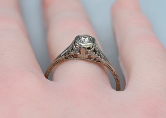Beautiful Antique Art Deco Era 18k White Gold Filigree Ring with Diamond0