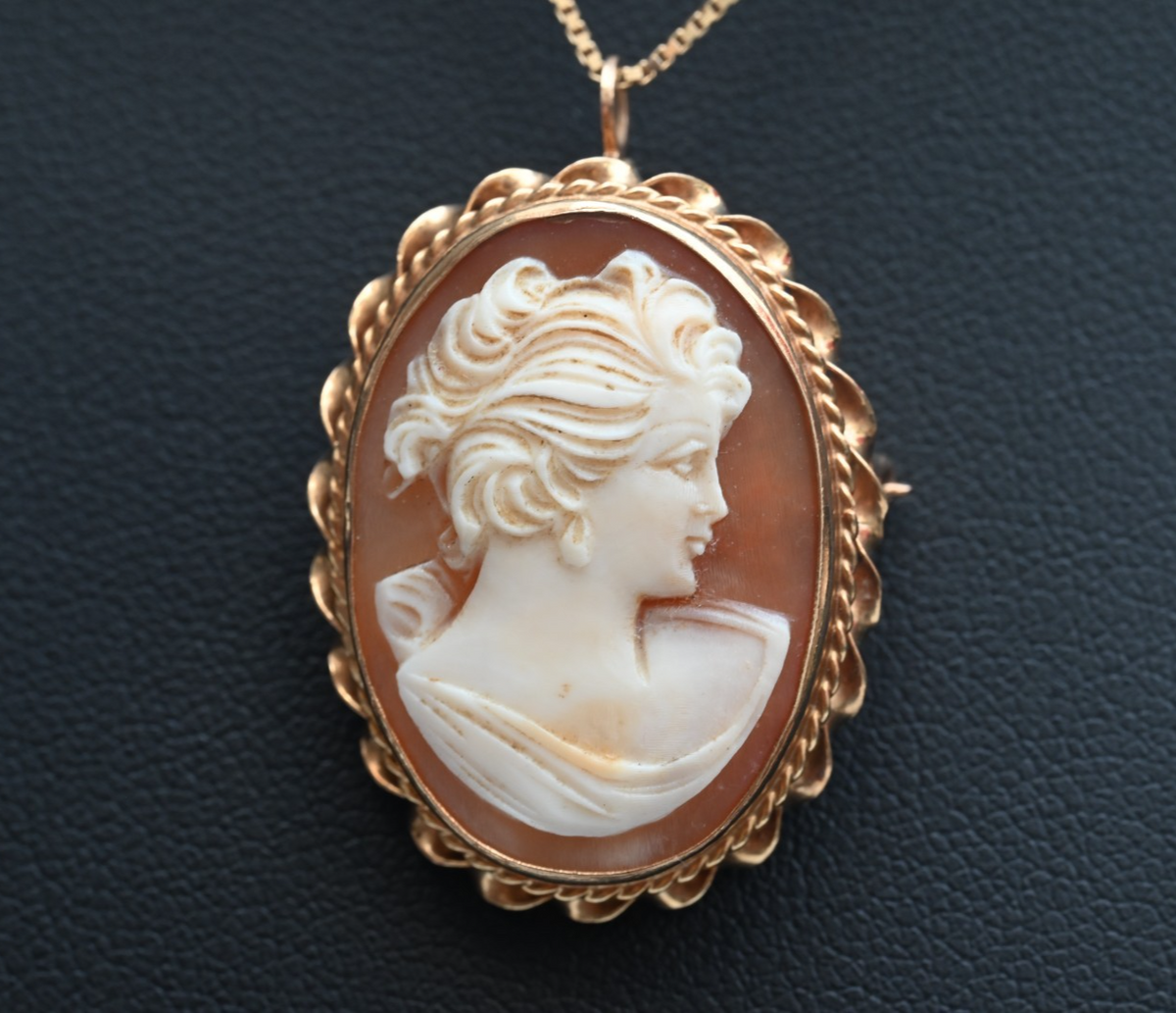 Wonderful Antique 1900s Carved Cameo Brooch Pin / Pendant in 14K Yellow Gold3
