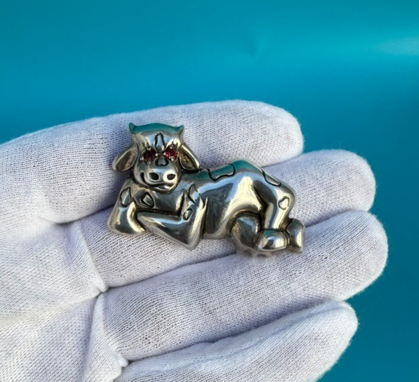 Attractive & Fun Sterling Silver Brooch Pin of Cow with Lab Ruby Eyes5