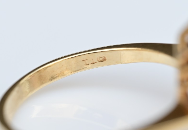 Gorgeous 14K Gold Ring with Natural Sapphire Center & Halo of Diamonds IGI Cert4