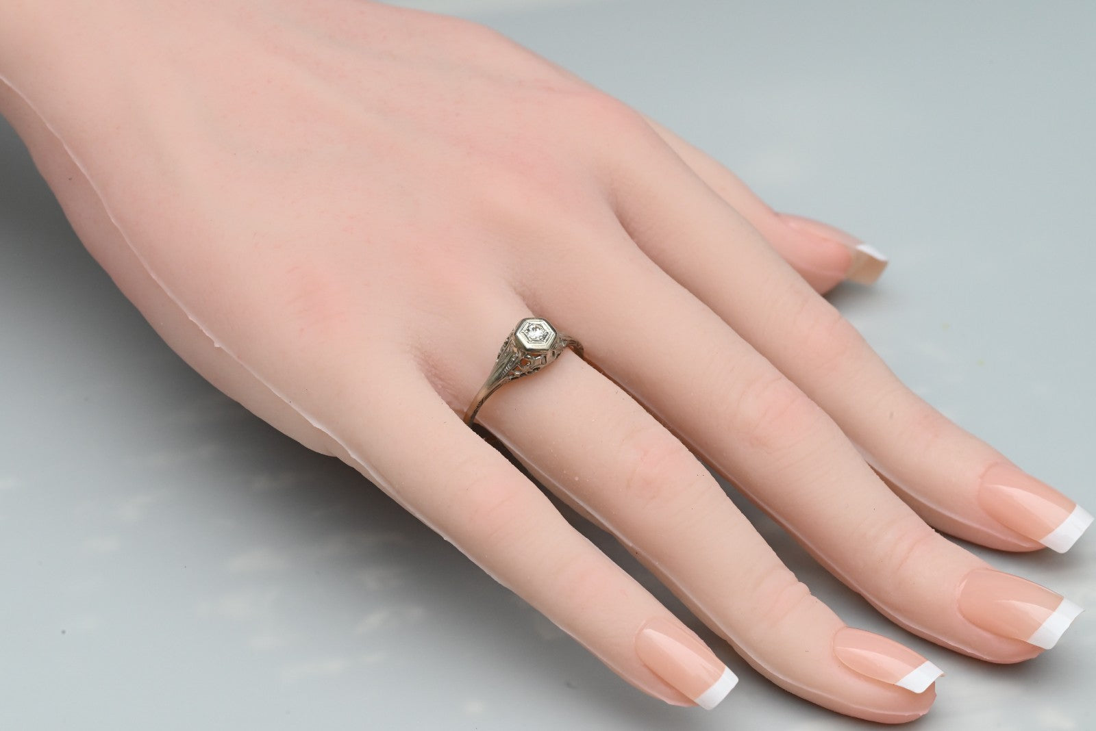 Beautiful Antique Art Deco Era 18k White Gold Filigree Ring with Diamond4
