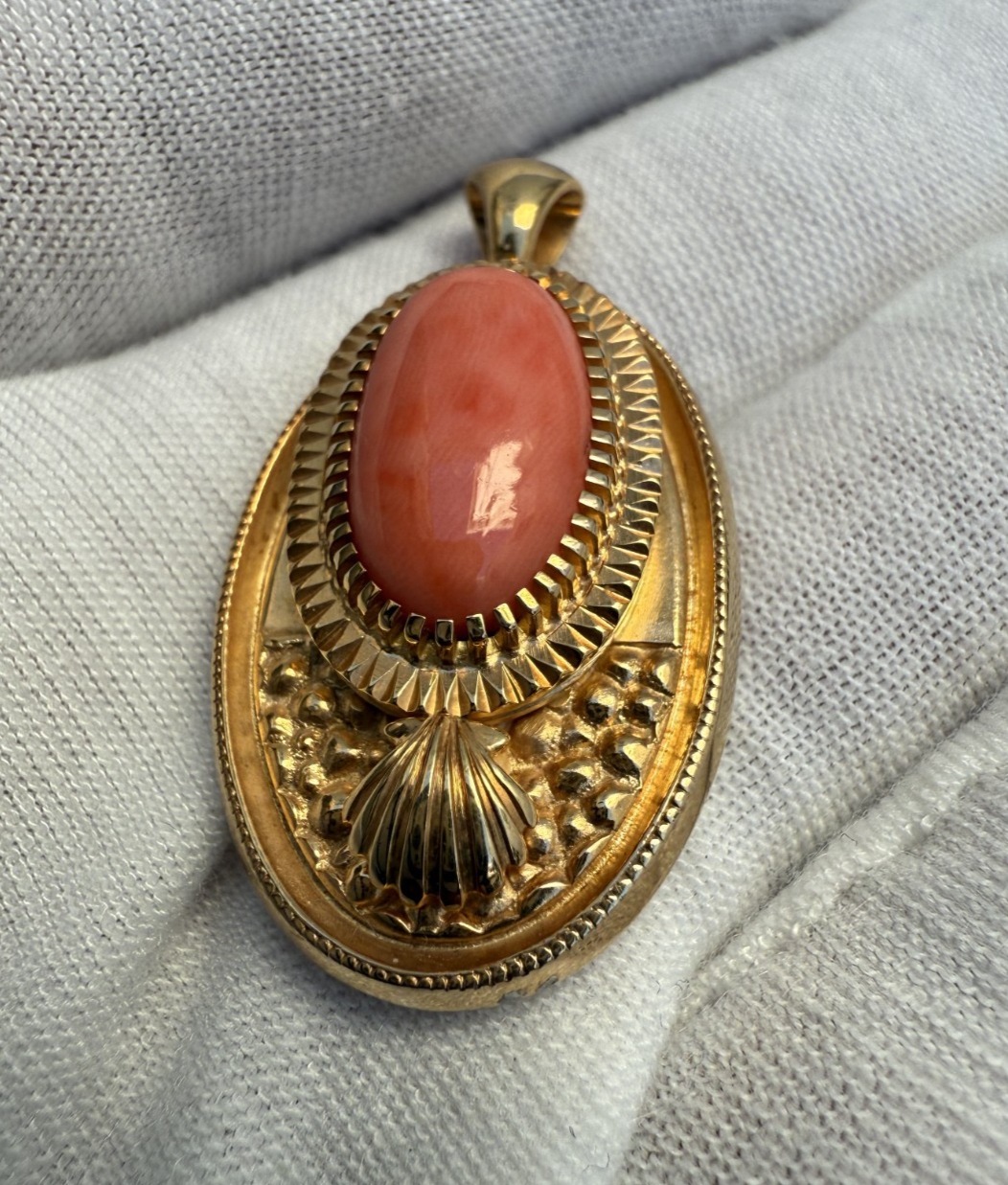 Stunning Cabochon Coral Pendant w/ Scalloped Trim & Decorative Shell Motif3