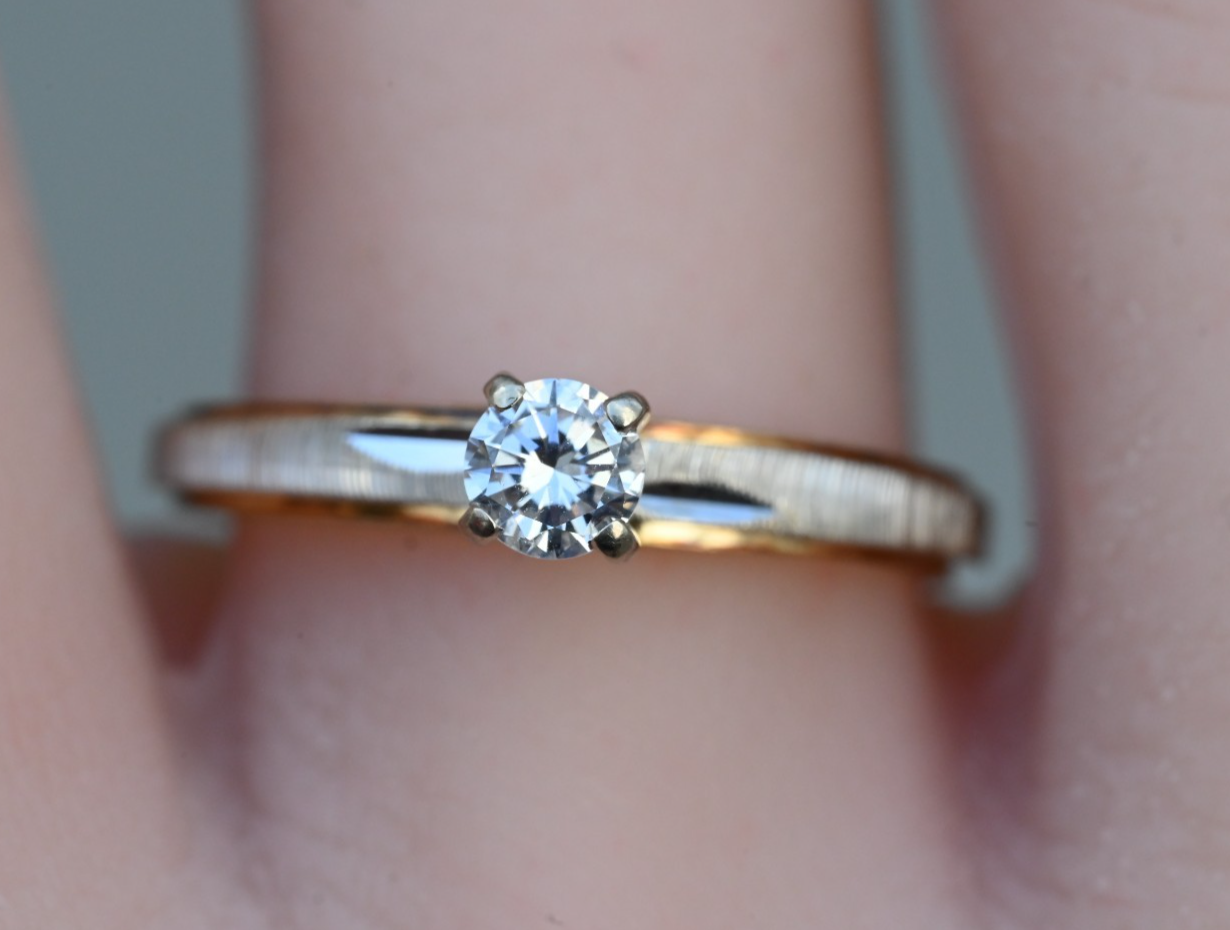Wonderful Vintage Two Tone 14k Gold Ring with Clean .25 ct Round Diamond0
