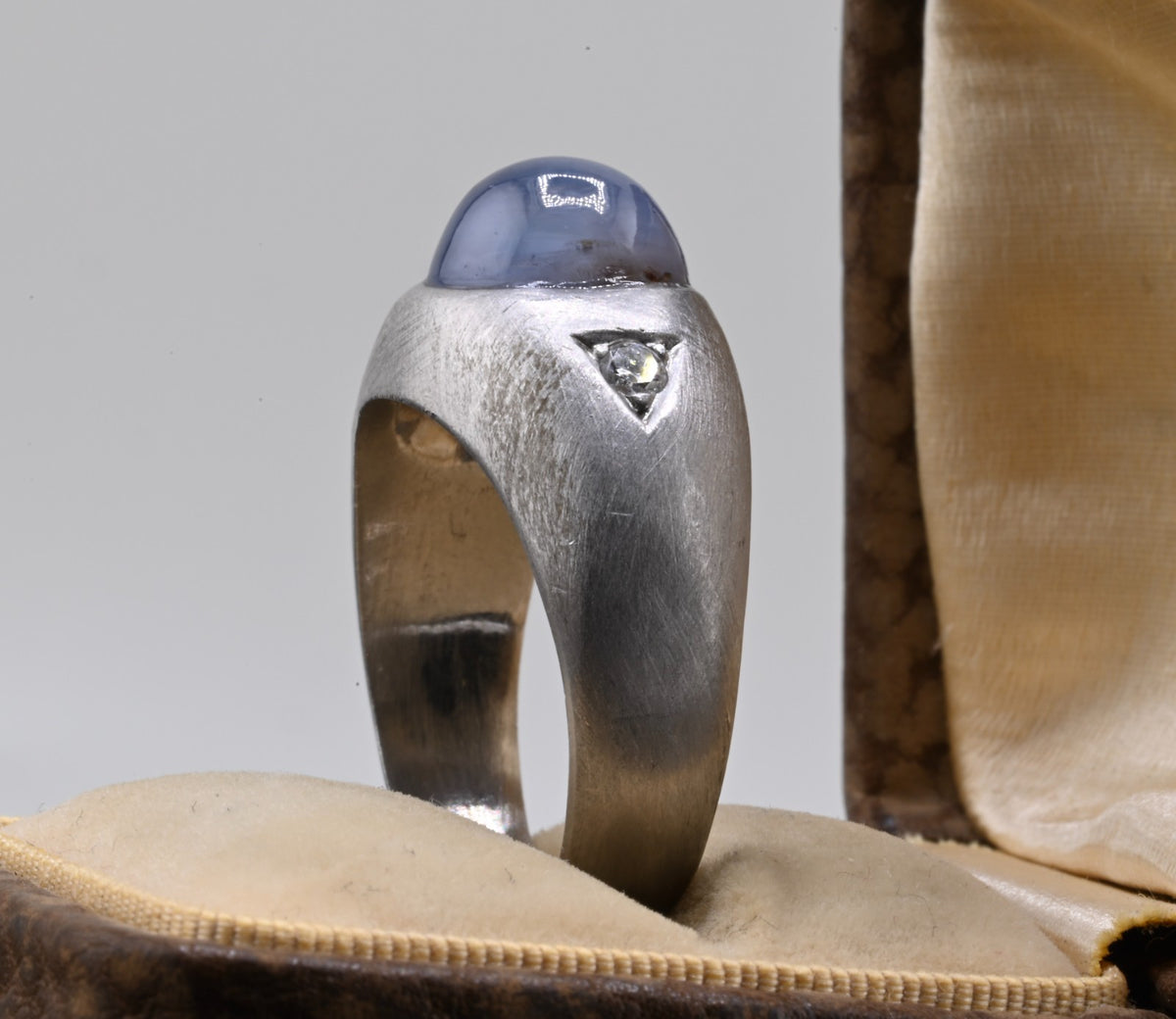 Art Deco 7.5 ct Blue Star Sapphire Cabochon Platinum Ring With Diamond Accents3