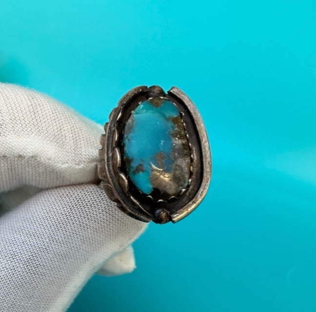 Beautiful Sterling Silver Southwest / Native American Ring w/ Turquoise Gem0