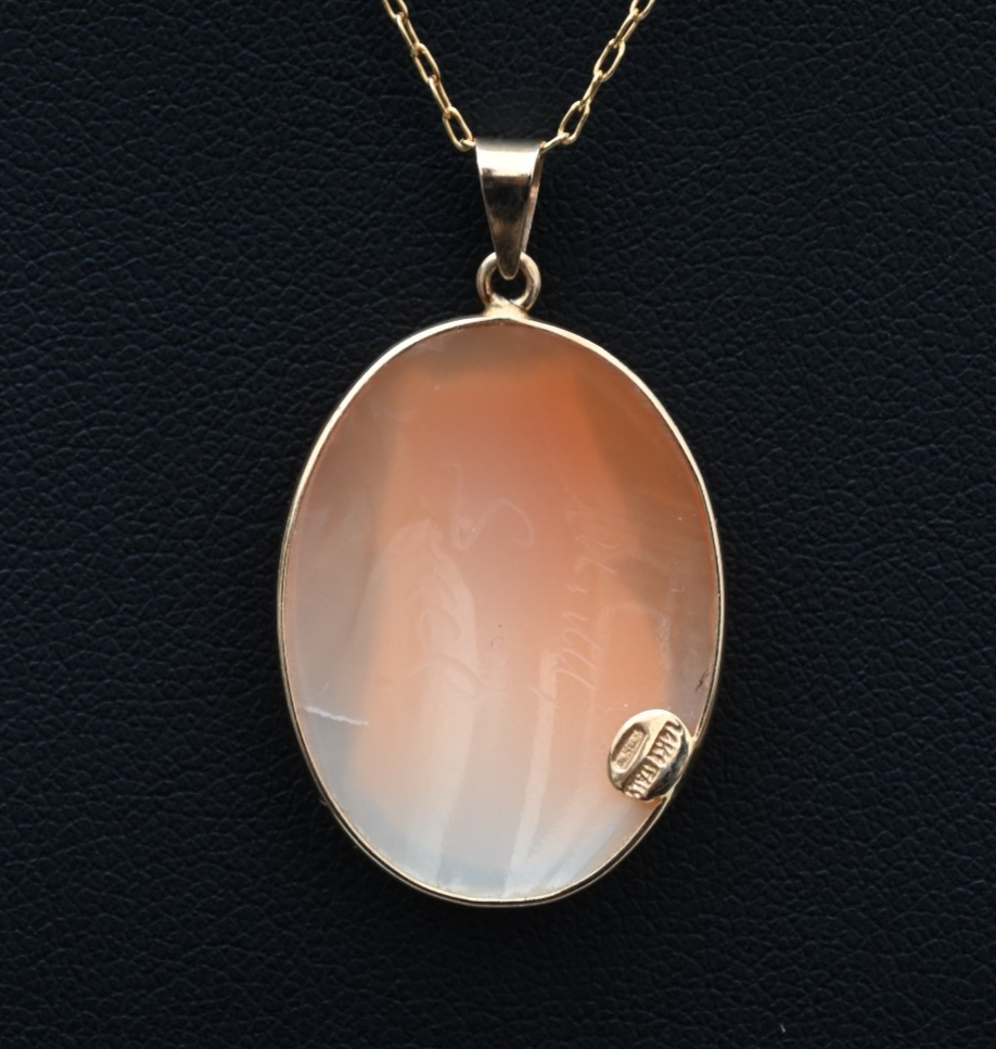 Lovely Antique / Vintage 14K Yellow Gold Italian Cameo Pendant of a Sitting Cat1