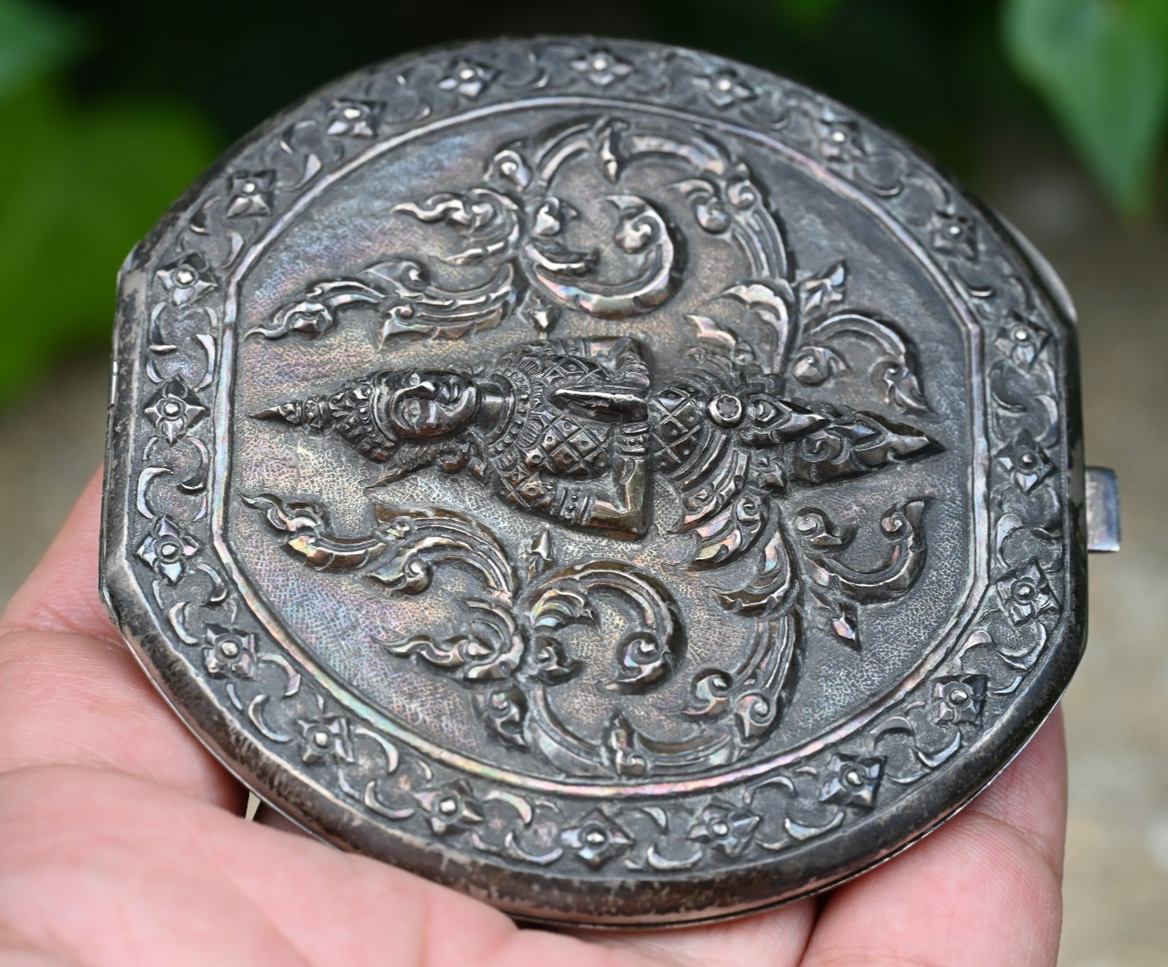 Detailed Antique Alex & Co. Siam Repousse Sterling Silver Compact Powder Case1