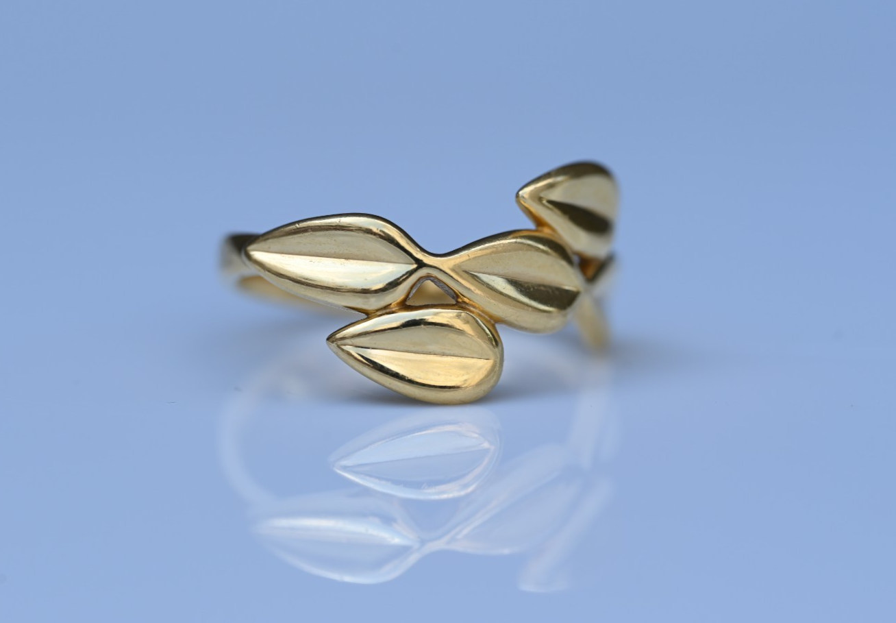Simple yet Elegant Designer Robert Lee Morris 18K Yellow Gold Dart Motif Ring2