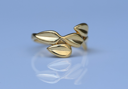 Simple yet Elegant Designer Robert Lee Morris 18K Yellow Gold Dart Motif Ring2