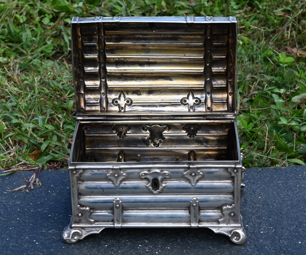Stunning Antique Dutch or Austrian 750 Silver Trinket / Money Treasure Chest Box1