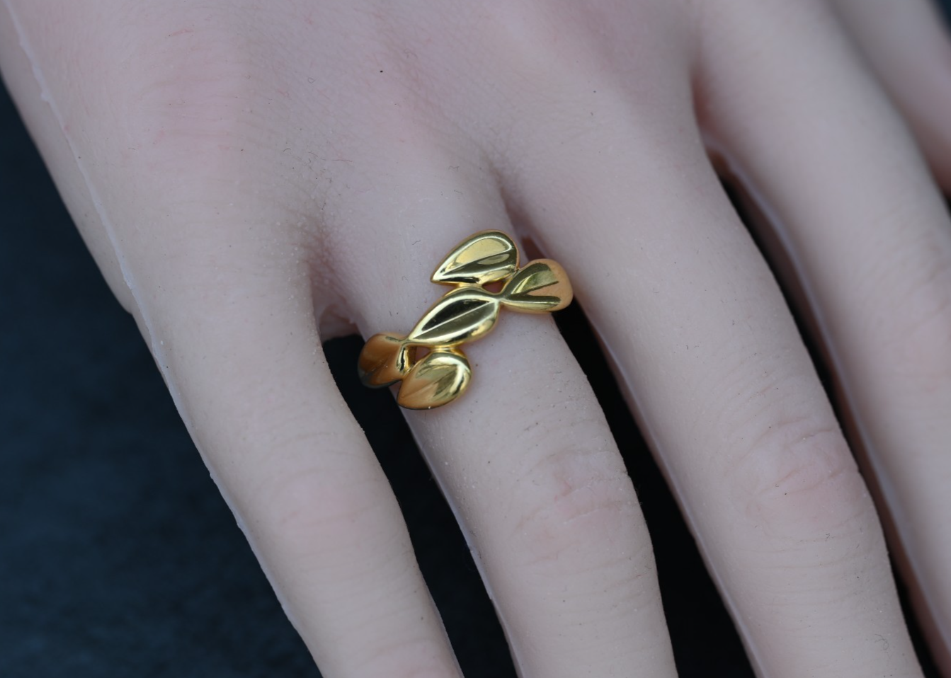 Simple yet Elegant Designer Robert Lee Morris 18K Yellow Gold Dart Motif Ring1