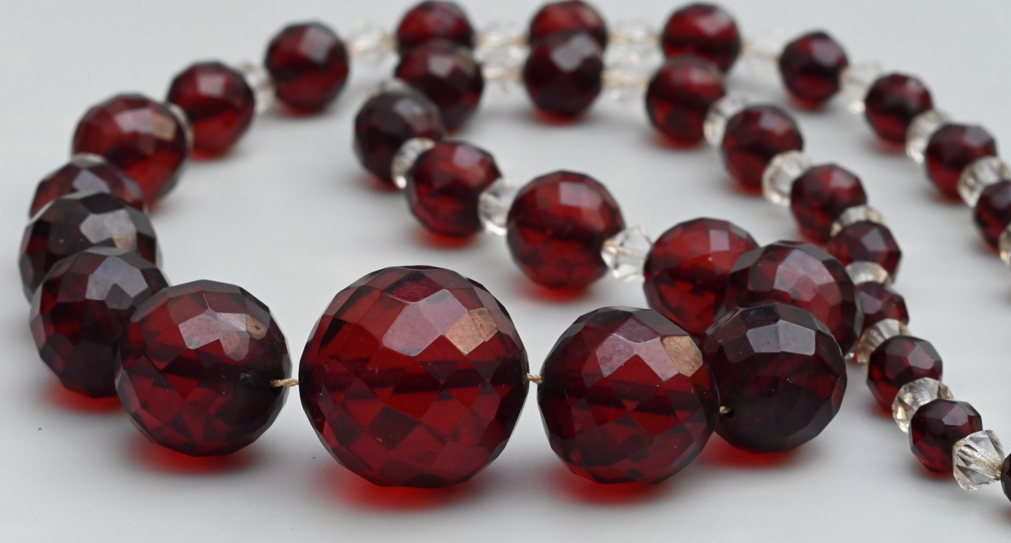 Beautiful Antique / Vintage Art Deco Faceted Cherry Bakelite Necklace1