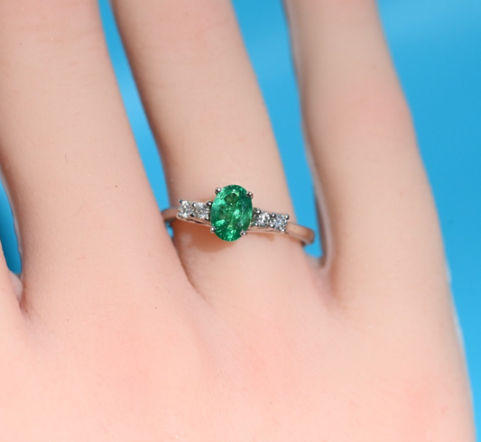 Superb 18K White Gold Ring with Oval Emerald Center Stone and Side Diamonds1