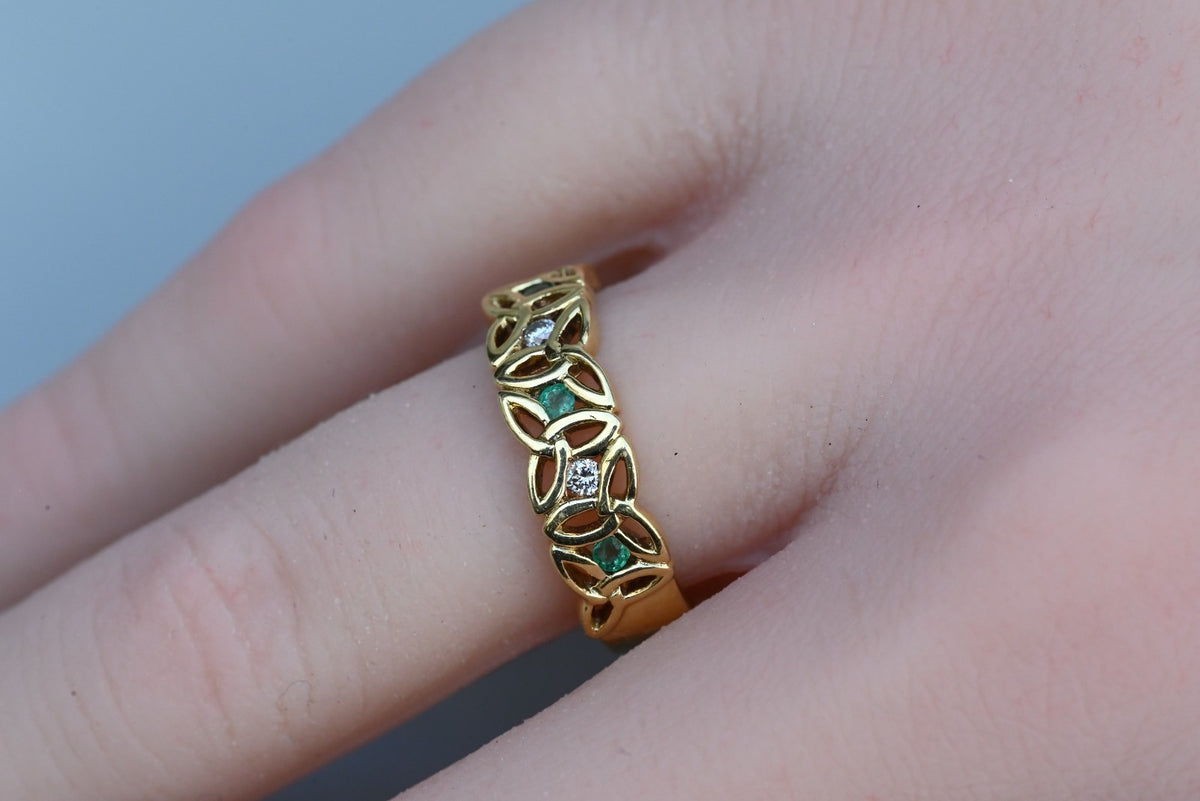 Vintage 10K - 14K Yellow Gold Trinity Knot / Celtic Diamond and Emerald Ring3
