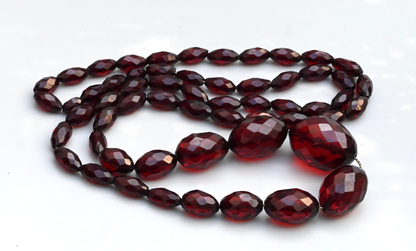 Lovely Antique / Vintage Art Deco Faceted Cherry Bakelite Beaded Necklace4
