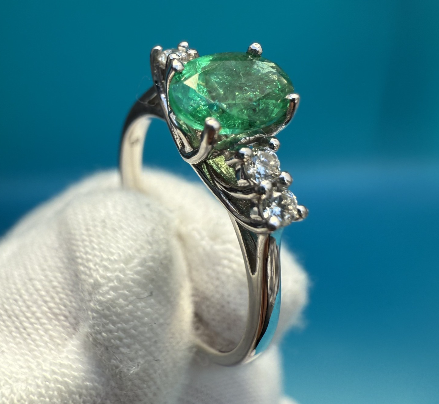 Superb 18K White Gold Ring with Oval Emerald Center Stone and Side Diamonds5