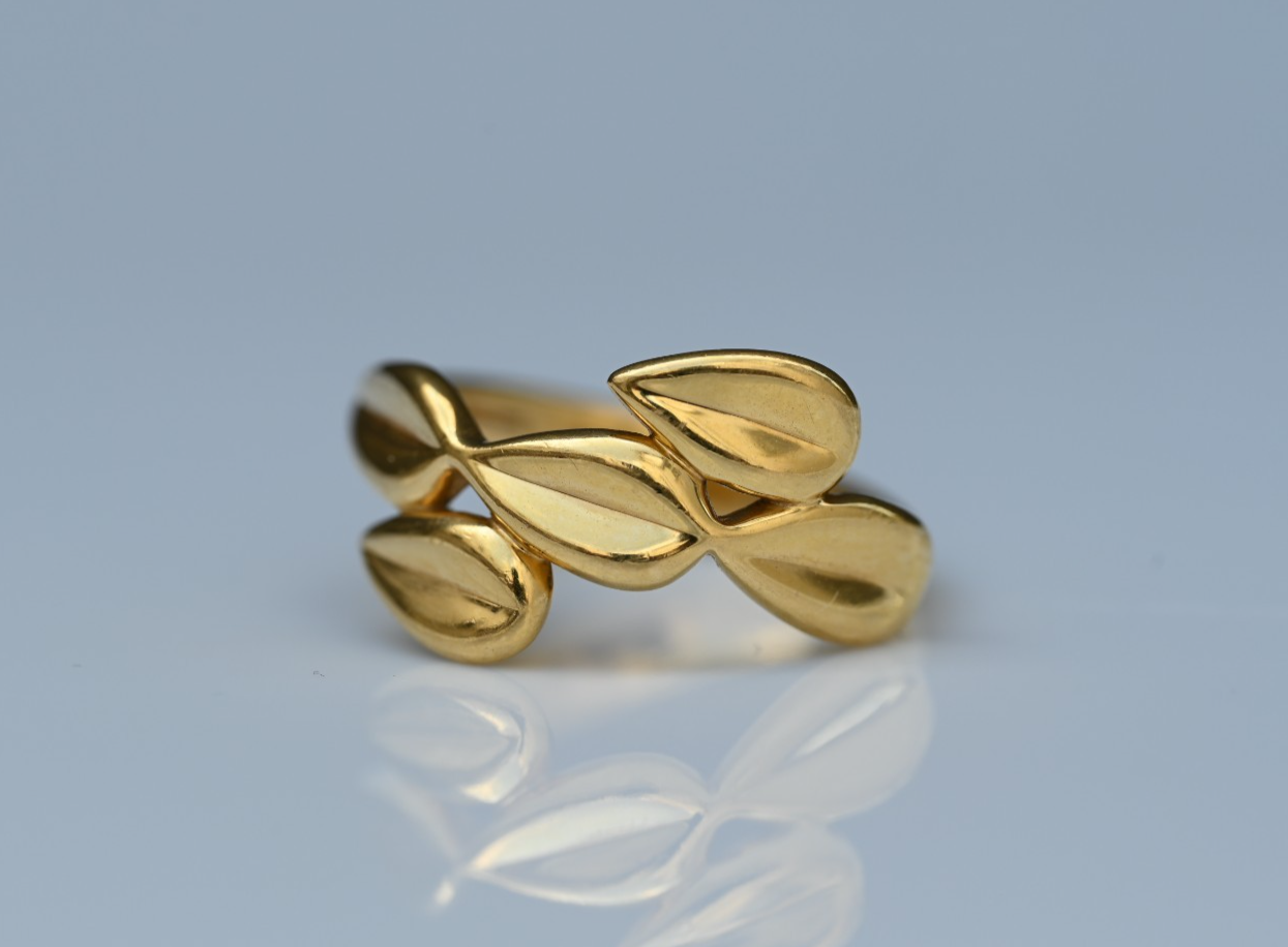 Simple yet Elegant Designer Robert Lee Morris 18K Yellow Gold Dart Motif Ring0