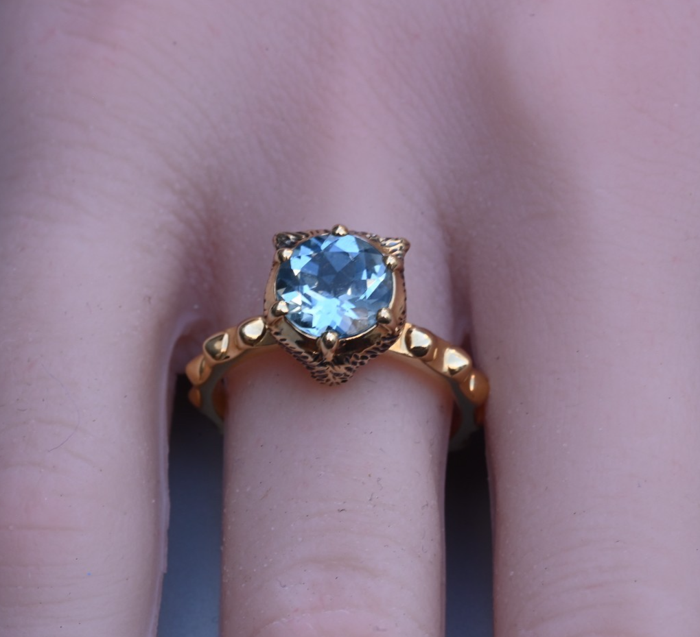 Gucci Le Marché des Merveilles Feline Head Ring in 18k Yellow Gold Diamond Eyes2
