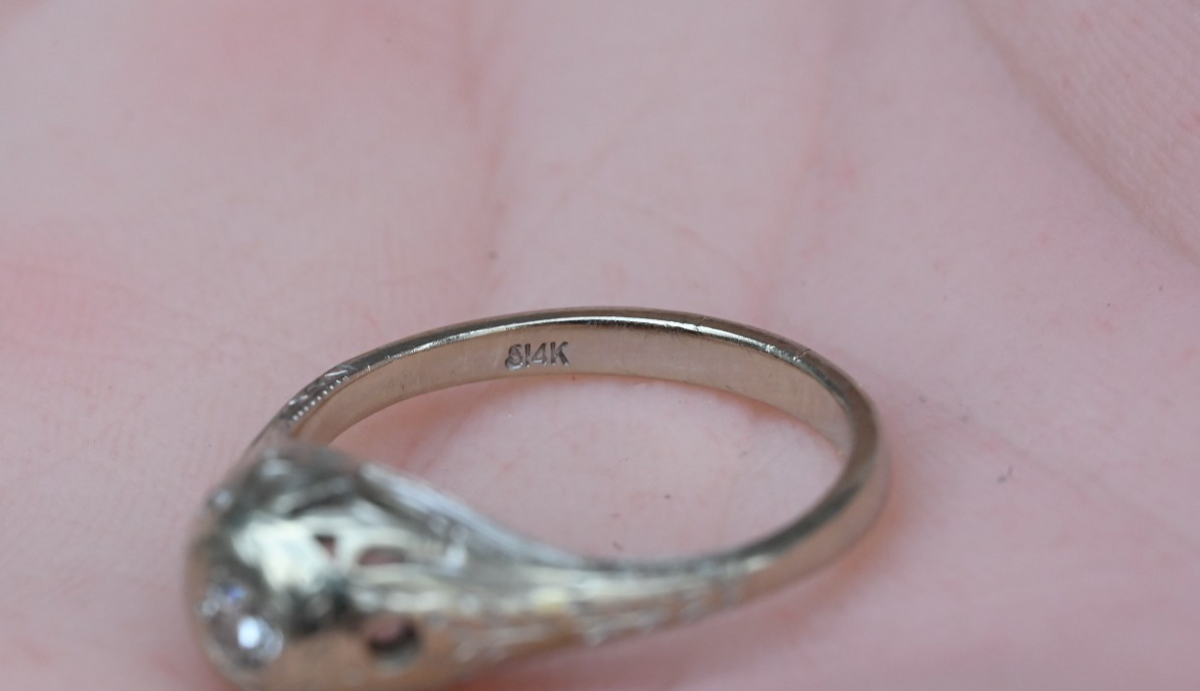 Lovely Art Deco era Ring with Intricate Filigree Work & Antique Cut Diamonds10