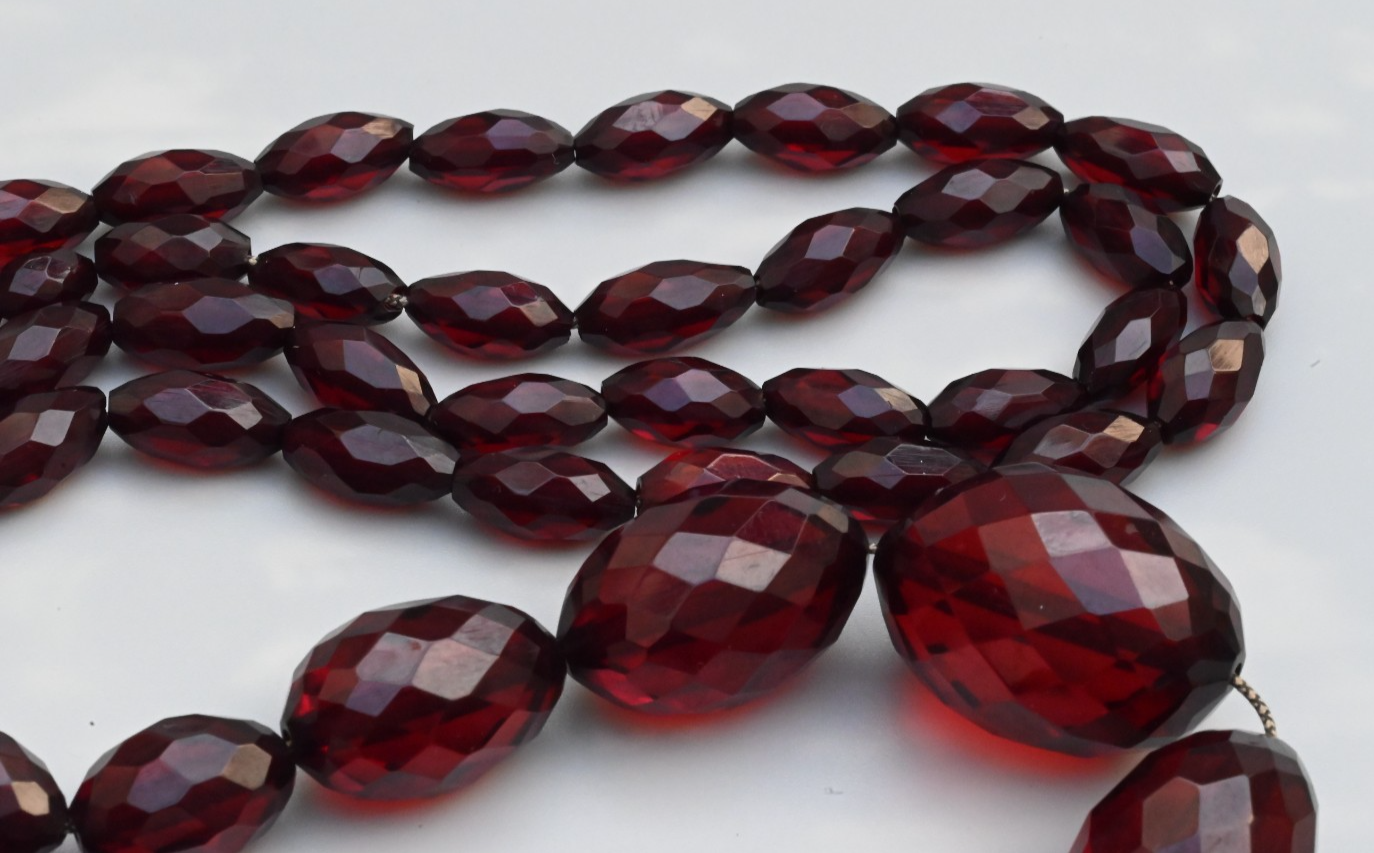 Lovely Antique / Vintage Art Deco Faceted Cherry Bakelite Beaded Necklace7